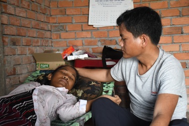 Chàng trai nghèo xin từng đồng đưa vợ vượt đồi núi đi chạy thận