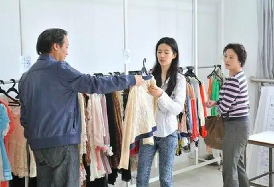 Mối quan hệ kỳ lạ giữa Lưu Diệc Phi và người cha nuôi tỷ phú - 5 Mối quan hệ kỳ lạ giữa Lưu Diệc Phi và người cha nuôi tỷ phú - 5
