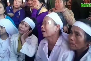 Nghẹn ngào tiễn đưa liệt sĩ Trần Văn Toàn về nơi an nghỉ cuối cùng.