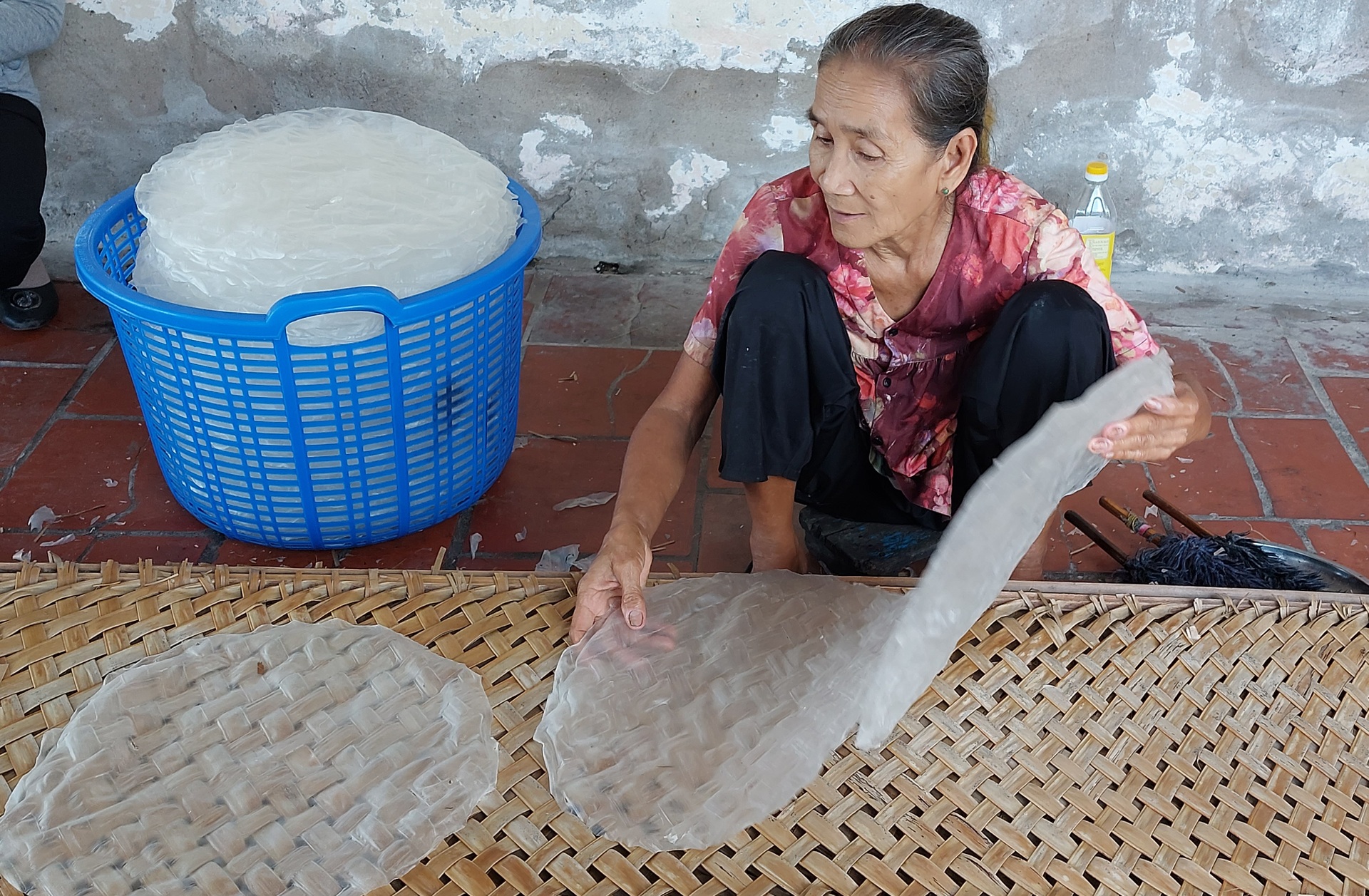 Làng nghề bánh tráng 100 tuổi tất bật những ngày giáp Tết - 6 Làng nghề bánh tráng 100 tuổi tất bật những ngày giáp Tết - 6