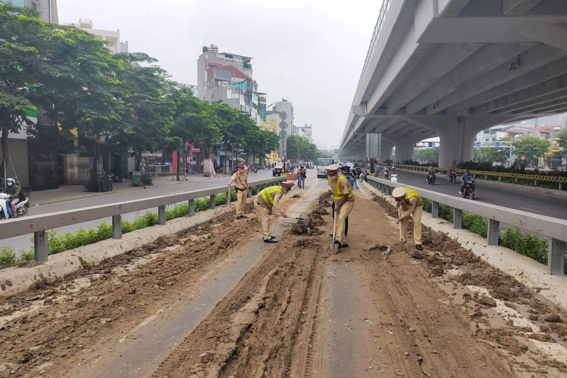 Trích xuất camera truy tìm lái xe vãi đất trên đường vành đai 3 - 2 Trích xuất camera truy tìm lái xe vãi đất trên đường vành đai 3 - 2