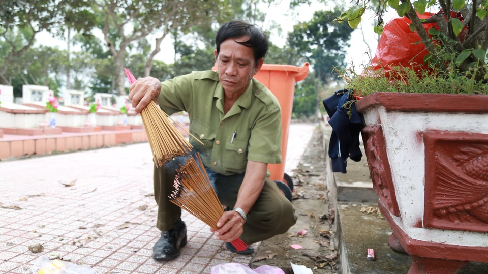 Người lính già đi khắp đất nước thắp nhang mộ liệt sĩ - 3 Người lính già đi khắp đất nước thắp nhang mộ liệt sĩ - 3