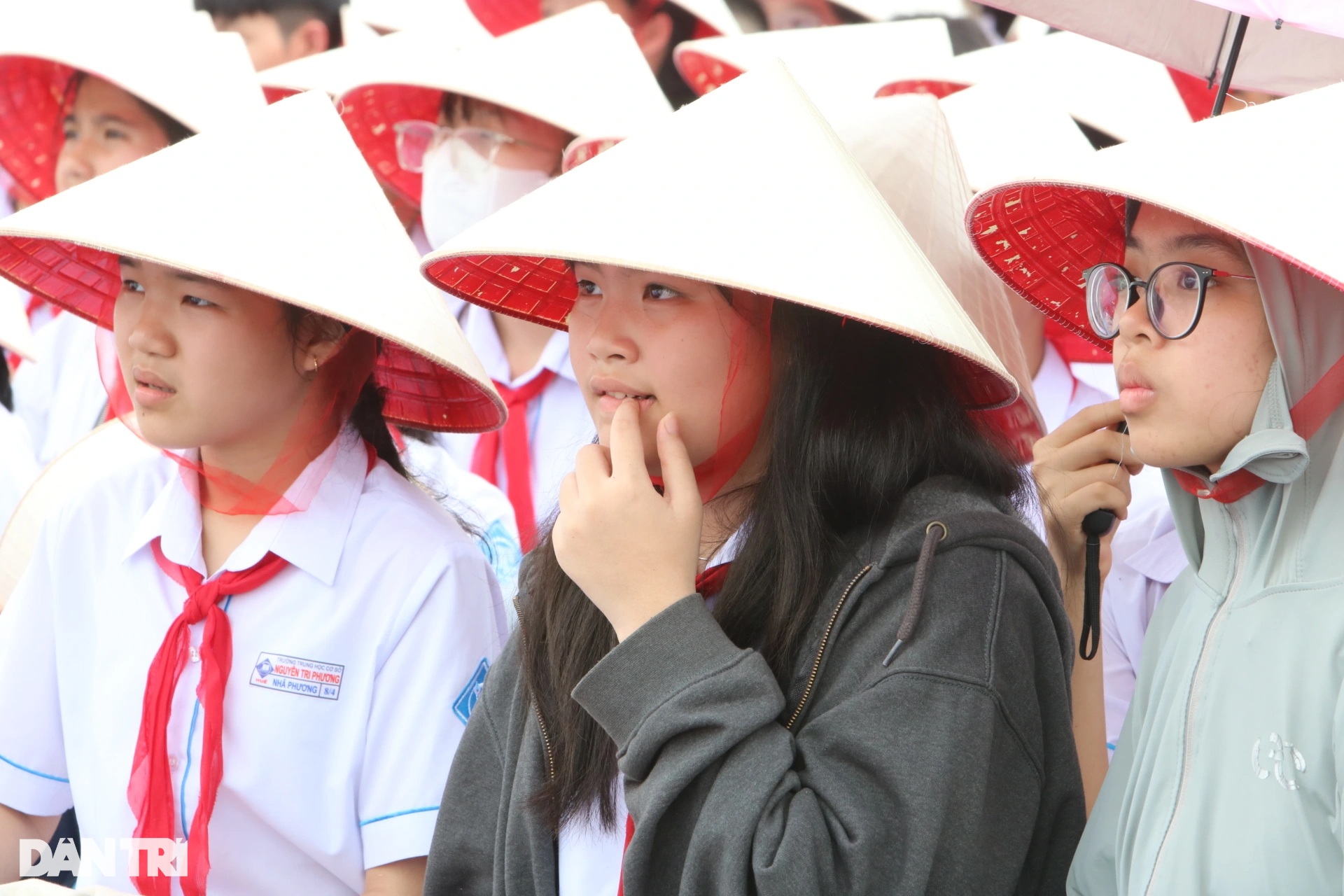 Conical hats filled Ngo Mon Square during the Olympia final - Vietnam.vn