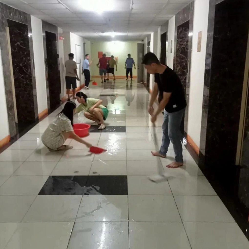 Vụ con ném dép khiến thang máy chung cư hỏng: Chốt phương án đền tiền - 1 Vụ con ném dép khiến thang máy chung cư hỏng: Chốt phương án đền tiền - 1