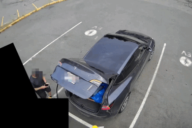 Bộ sạc ô tô điện phát nổ khi vừa cắm phích, tài xế bị hất văng