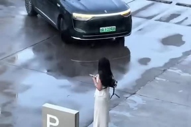 Chiếc Aito M9 tự đi từ chỗ đỗ đến đón chủ