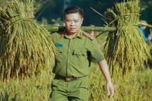 Công an Phú Thọ gùi lúa giúp dân chạy bão Matmo