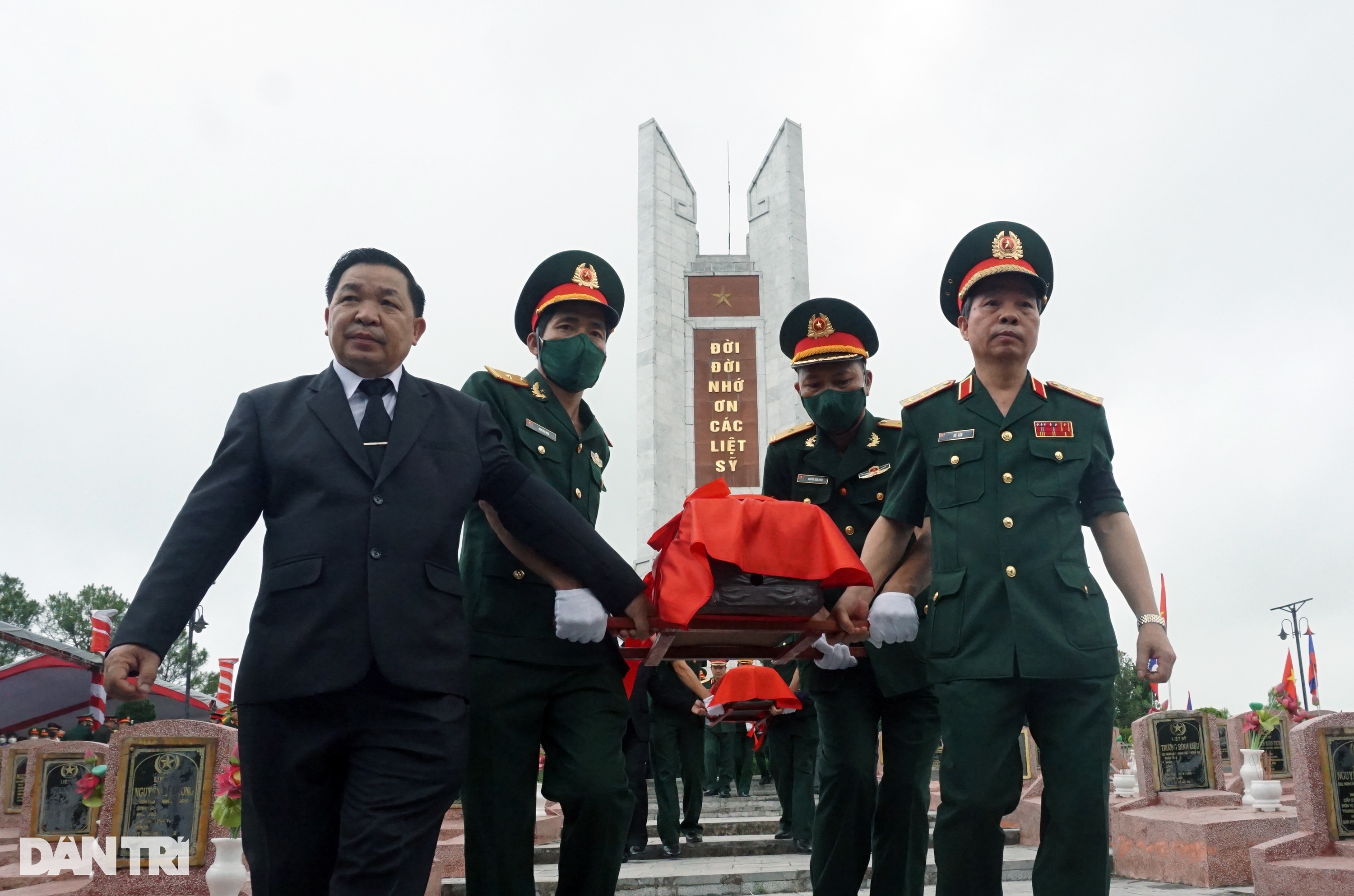 Lật đá núi tìm đồng đội - 1 Lật đá núi tìm đồng đội - 1