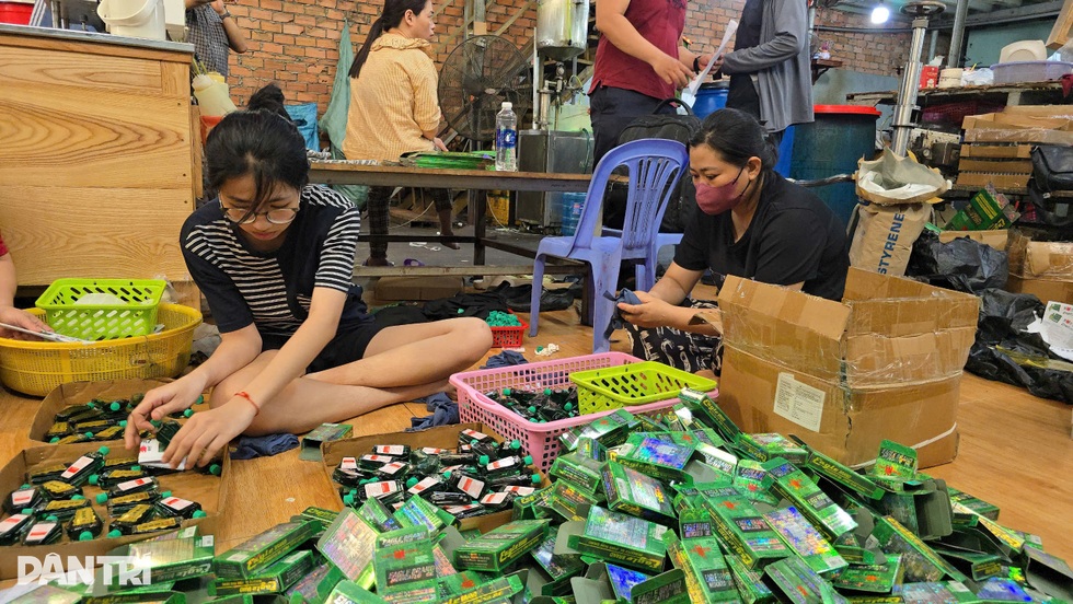 Thủ đoạn làm giả hàng trăm nghìn chai dầu gió của cặp vợ chồng ở TPHCM - 2 Thủ đoạn làm giả hàng trăm nghìn chai dầu gió của cặp vợ chồng ở TPHCM - 2