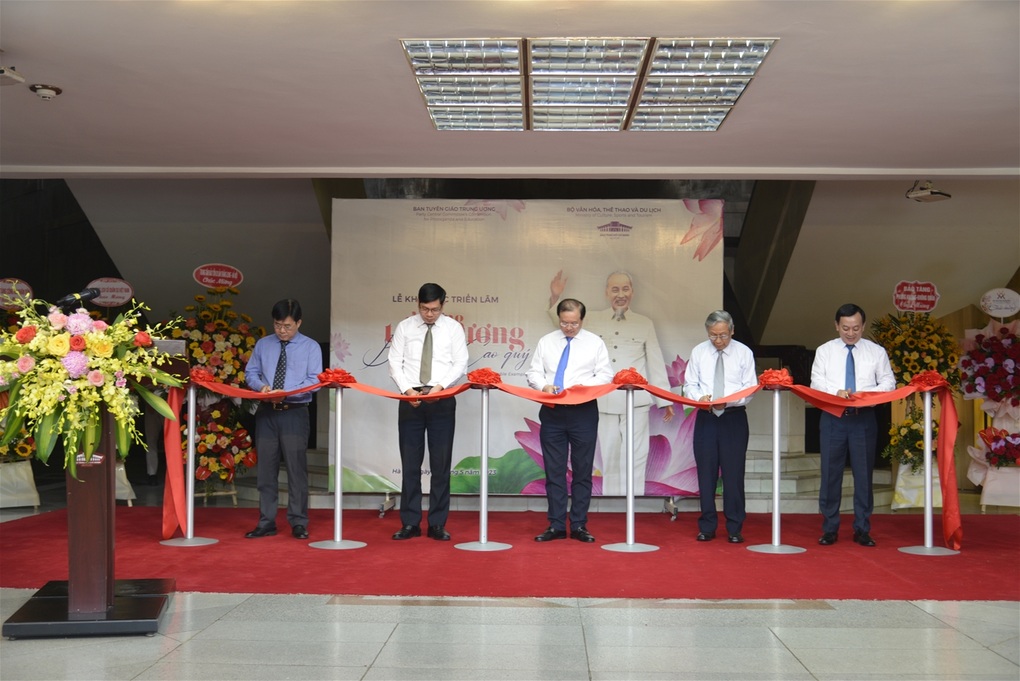 Khai mạc triển lãm Những tấm gương bình dị mà cao quý lần thứ 11 - 1 Khai mạc triển lãm Những tấm gương bình dị mà cao quý lần thứ 11 - 1