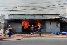 Cháy lớn xưởng gỗ, hàng chục công nhân hoảng loạn tháo chạy