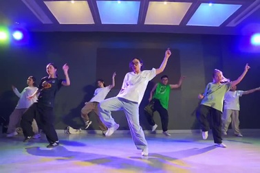 "Chị mẹ" U60 nhảy cực sung gây sốt mạng, tiết lộ bí quyết trẻ như thiếu nữ