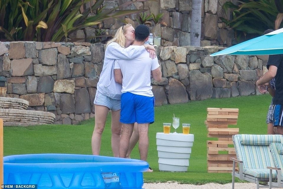 Sophie Turner bế bụng bầu đi nghỉ mát - 9 Sophie Turner bế bụng bầu đi nghỉ mát - 9