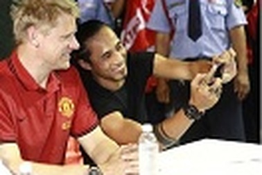 Thủ môn huyền thoại Manchester United hội ngộ sao Việt
