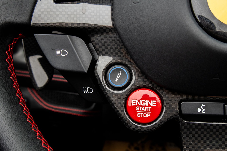 Mục sở thị Ferrari F8 Spider thứ 2 tại Việt Nam, giá gần 30 tỷ đồng - 10 Mục sở thị Ferrari F8 Spider thứ 2 tại Việt Nam, giá gần 30 tỷ đồng - 10