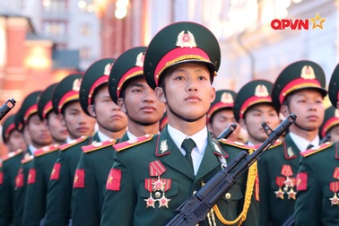 Chiến sĩ QĐND Việt Nam dùng súng gì duyệt binh ở Quảng trường Đỏ ngày 9/5?