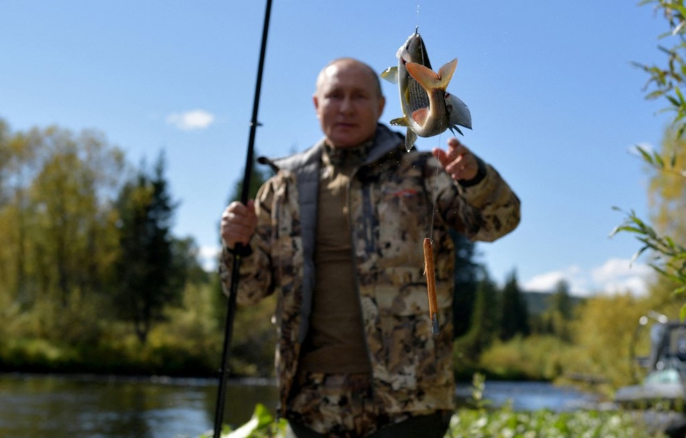 Kremlin đăng ảnh ông Putin băng rừng, lội sông câu cá ở Siberia - 1 Kremlin đăng ảnh ông Putin băng rừng, lội sông câu cá ở Siberia - 1