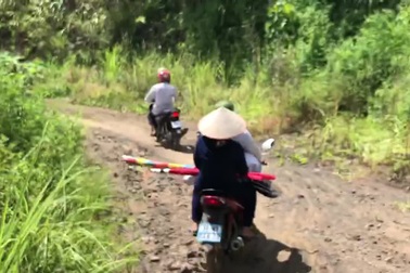 Con đường dẫn vào bản Nậm Lốt xe ô tô không thể đi được