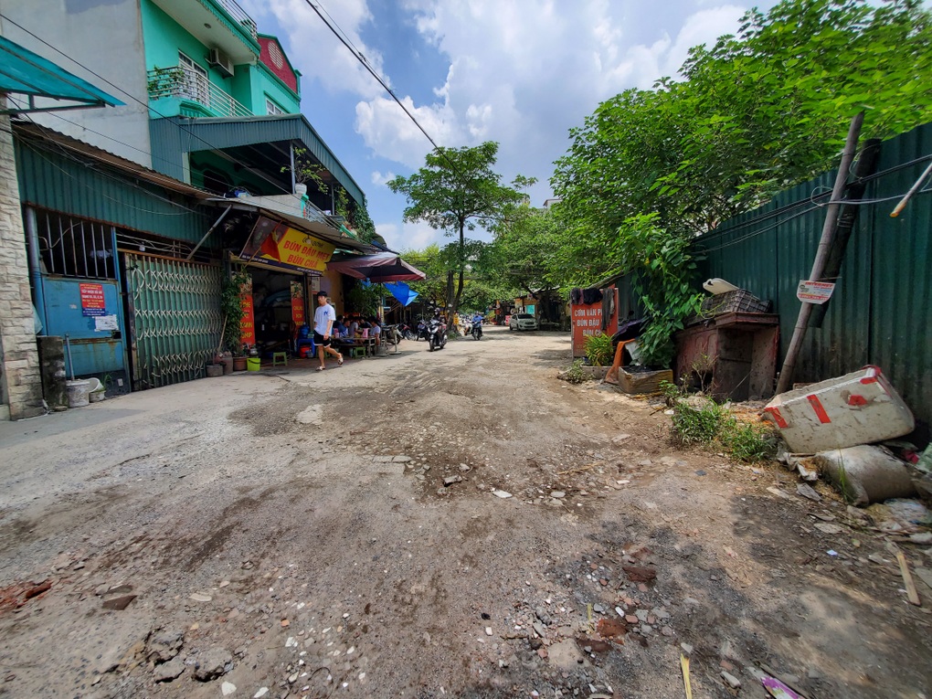 Người dân kêu trời vì con đường đau khổ, toàn ổ voi, ổ gà - 1 Người dân kêu trời vì con đường đau khổ, toàn ổ voi, ổ gà - 1