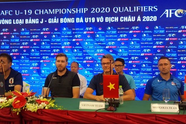 HLV Philippe Troussier muốn "truyền lửa" cho các cầu thủ U19 Việt Nam