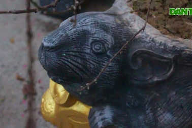 Độc đáo chuột vàng cõng hoa đào mừng xuân Canh Tý