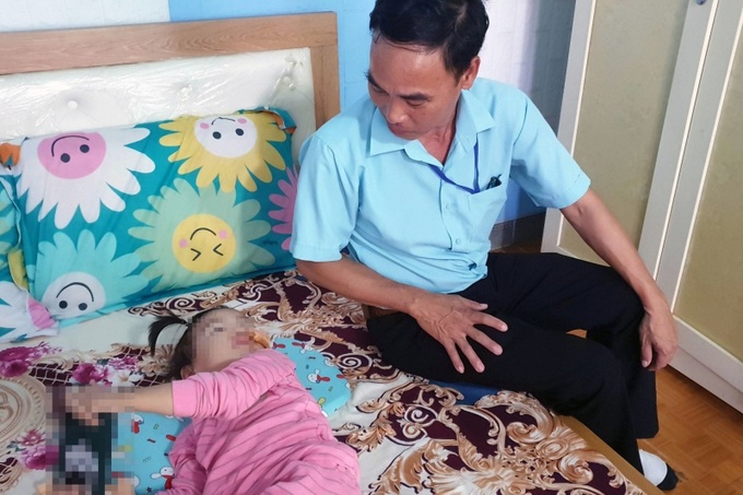 Bé gái 3 tuổi bị chó hàng xóm tấn công gây thương tích vùng mặt và tai, phải khâu 16 mũi.