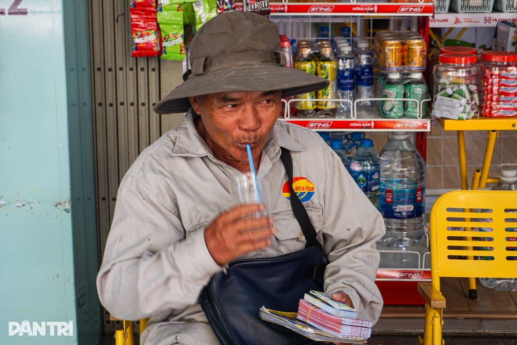 Dừng lại đây một phút uống cho mát rồi đi tiếp nhé, đừng ngại - 1 Dừng lại đây một phút uống cho mát rồi đi tiếp nhé, đừng ngại - 1