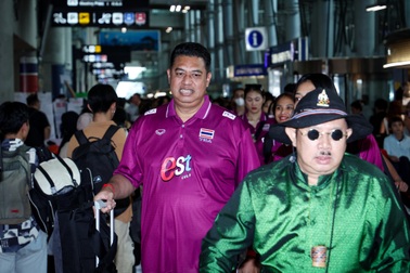 Đội tuyển bóng chuyền nữ Thái Lan được chào đón khi về nước