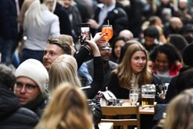 Chuyên gia lý giải hiện tượng ca Covid-19 ở Anh giảm sau khi "thả cửa"