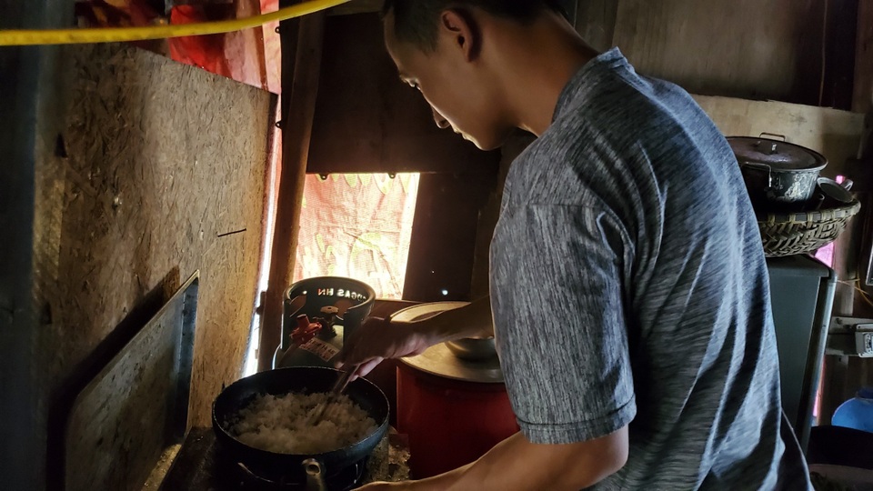 Xóm ngụ cư ven sông Hồng lay lắt vì Covid-19 - 4 Xóm ngụ cư ven sông Hồng lay lắt vì Covid-19 - 4