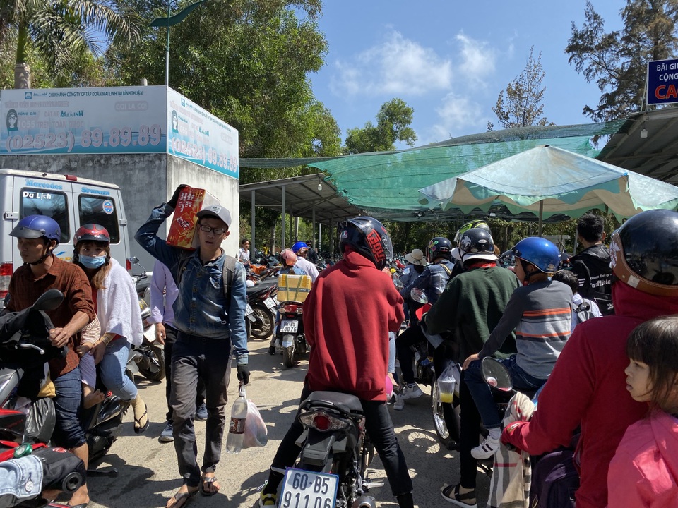Ngộp thở tại các quán nhậu ven biển ngày mùng 4 Tết - 19 Ngộp thở tại các quán nhậu ven biển ngày mùng 4 Tết - 19