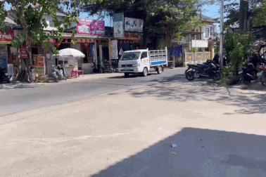 Sĩ tử ngủ quên, hỏng xe được công an đưa đến điểm thi bằng xe chuyên dụng