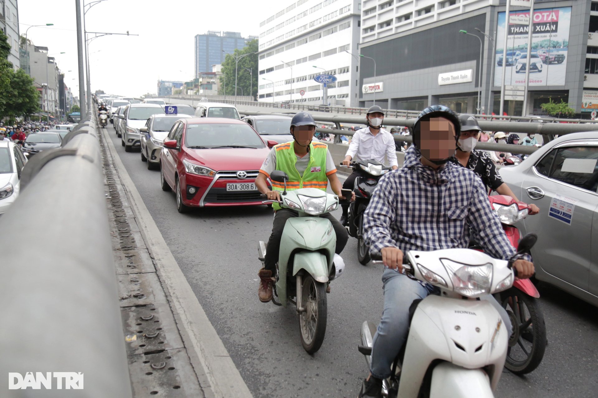 Hà Nội: CSGT xử lý hàng loạt xe máy đi vào đường Vành đai 2 trên cao - 6