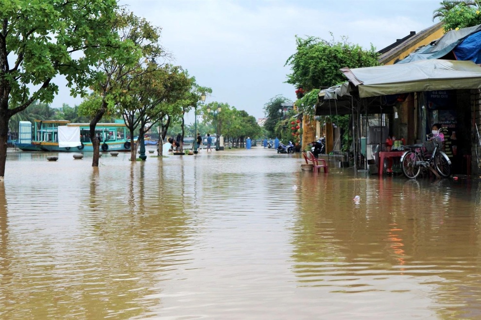 Nước lũ tấn công, phố cổ Hội An ngập mênh mông - 2 Nước lũ tấn công, phố cổ Hội An ngập mênh mông - 2