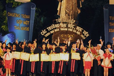 10 năm vinh danh 1.200 thủ khoa, Hà Nội chiêu mộ… 103 người