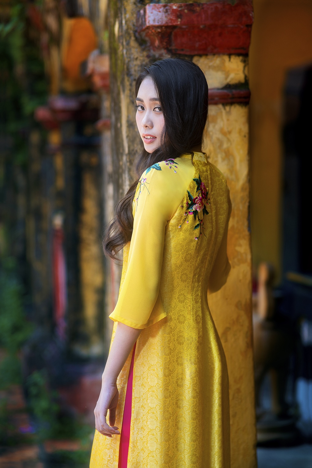Hoa hậu Ban Mai khoe vẻ đẹp mong manh trong áo dài lụa Hà Đông - 3 Hoa hậu Ban Mai khoe vẻ đẹp mong manh trong áo dài lụa Hà Đông - 3