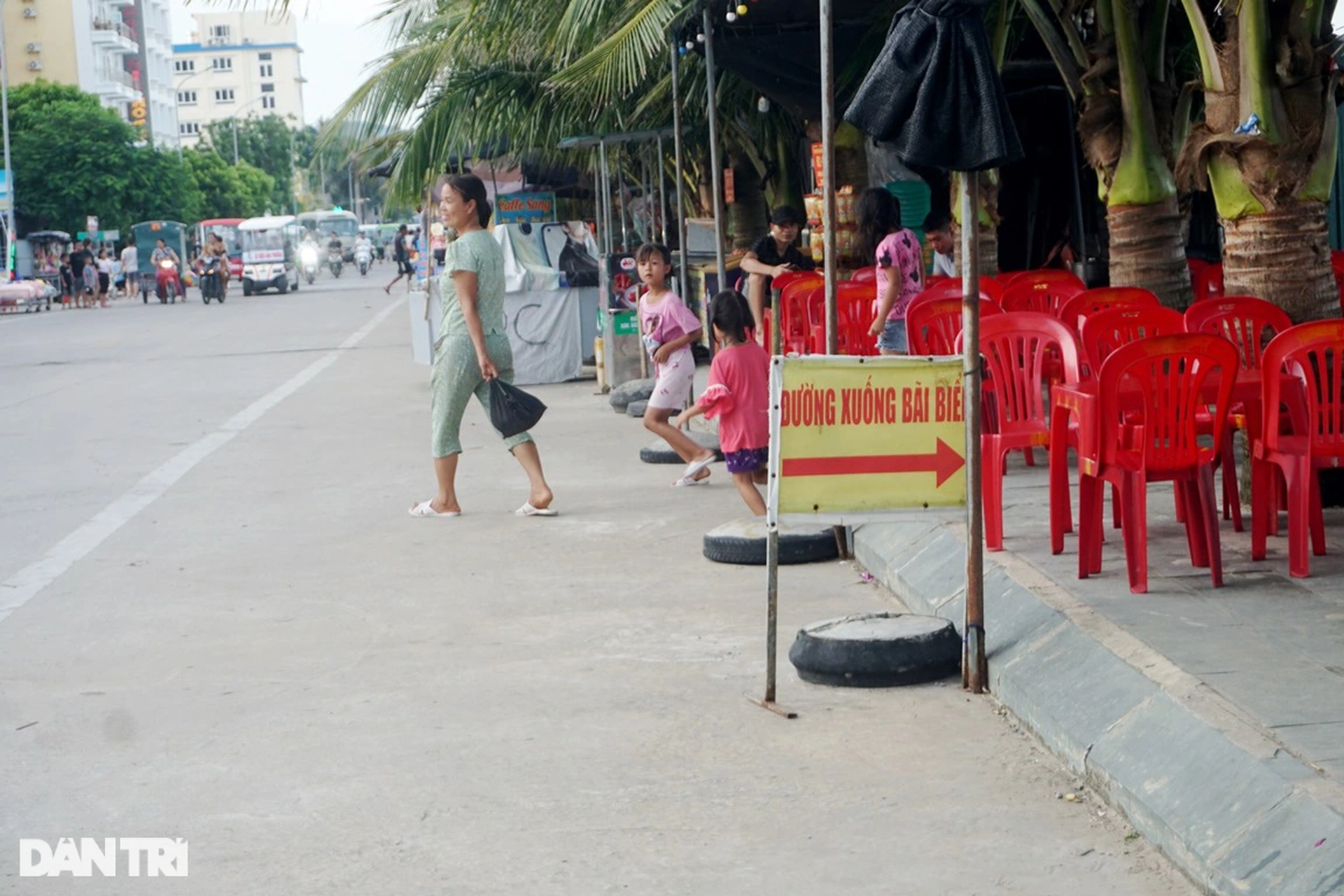Thiếu chỗ tắm cho người dân và du khách trên bãi biển dài nhất phía Bắc - 8 Thiếu chỗ tắm cho người dân và du khách trên bãi biển dài nhất phía Bắc - 8