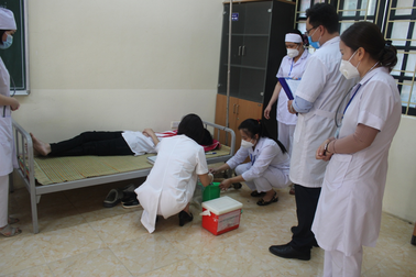 10 học sinh có biểu hiện ngộ độc thực phẩm, xử lý như thế nào?