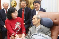 Bí thư Hà Nội trao huy hiệu 65 năm tuổi Đảng tặng cụ Lương Tam Kỳ