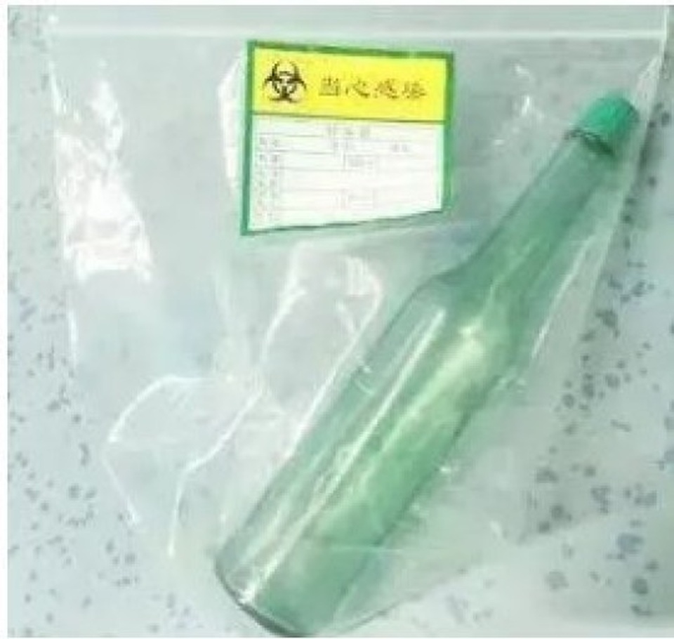 Gãi ngứa quá đà, chui tọt chai nước vào trực tràng - 3