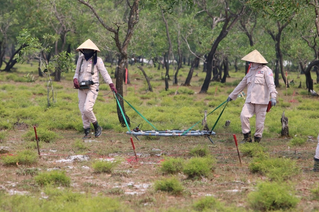 Những bóng hồng “đi săn tử thần” - 1