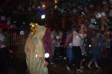 TPHCM đón trận mưa rào giữa đêm xuân