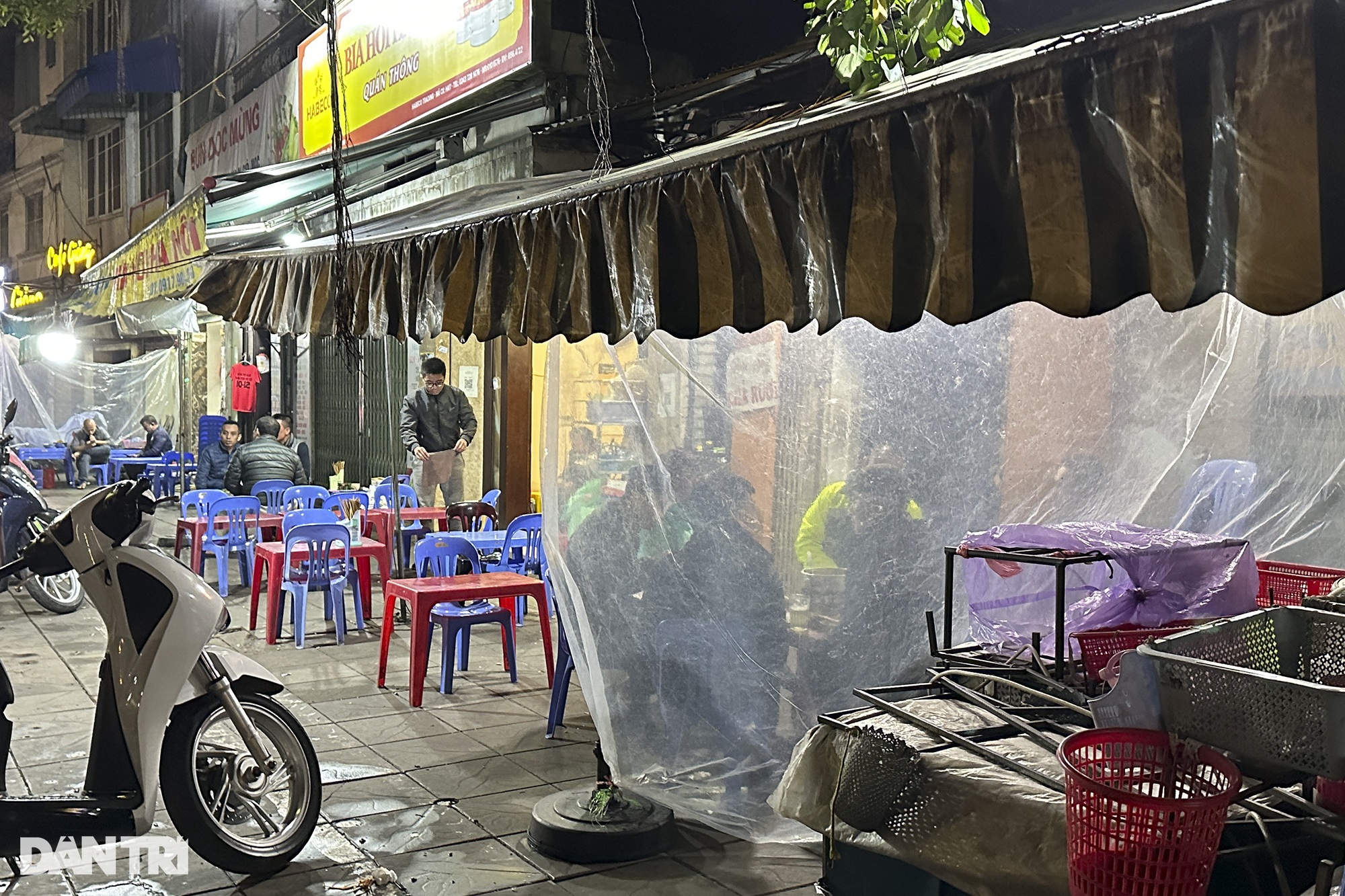 Người dân Hà Nội đương đầu với thời tiết rét đậm kèm mưa liên tục - 3
