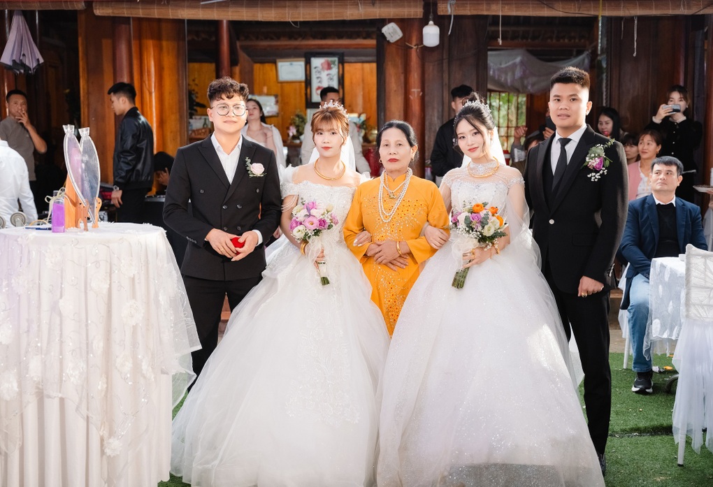 Hai anh em ruột ở Phú Thọ căn giờ đón dâu, cưới cùng một ngày - 1 Hai anh em ruột ở Phú Thọ căn giờ đón dâu, cưới cùng một ngày - 1