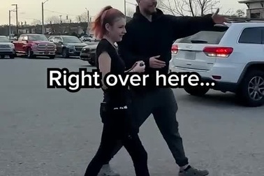 YouTuber MrBeast bị chỉ trích khi tặng xe hơi cho nữ phục vụ bàn