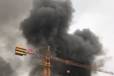 Cháy lớn gần Keangnam, đường trên cao ùn tắc