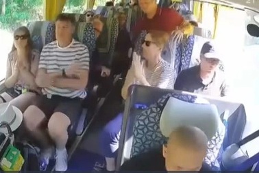 Khách Tây vỗ tay tán thưởng tài xế phanh xe ngoạn mục ở Tuyên Quang