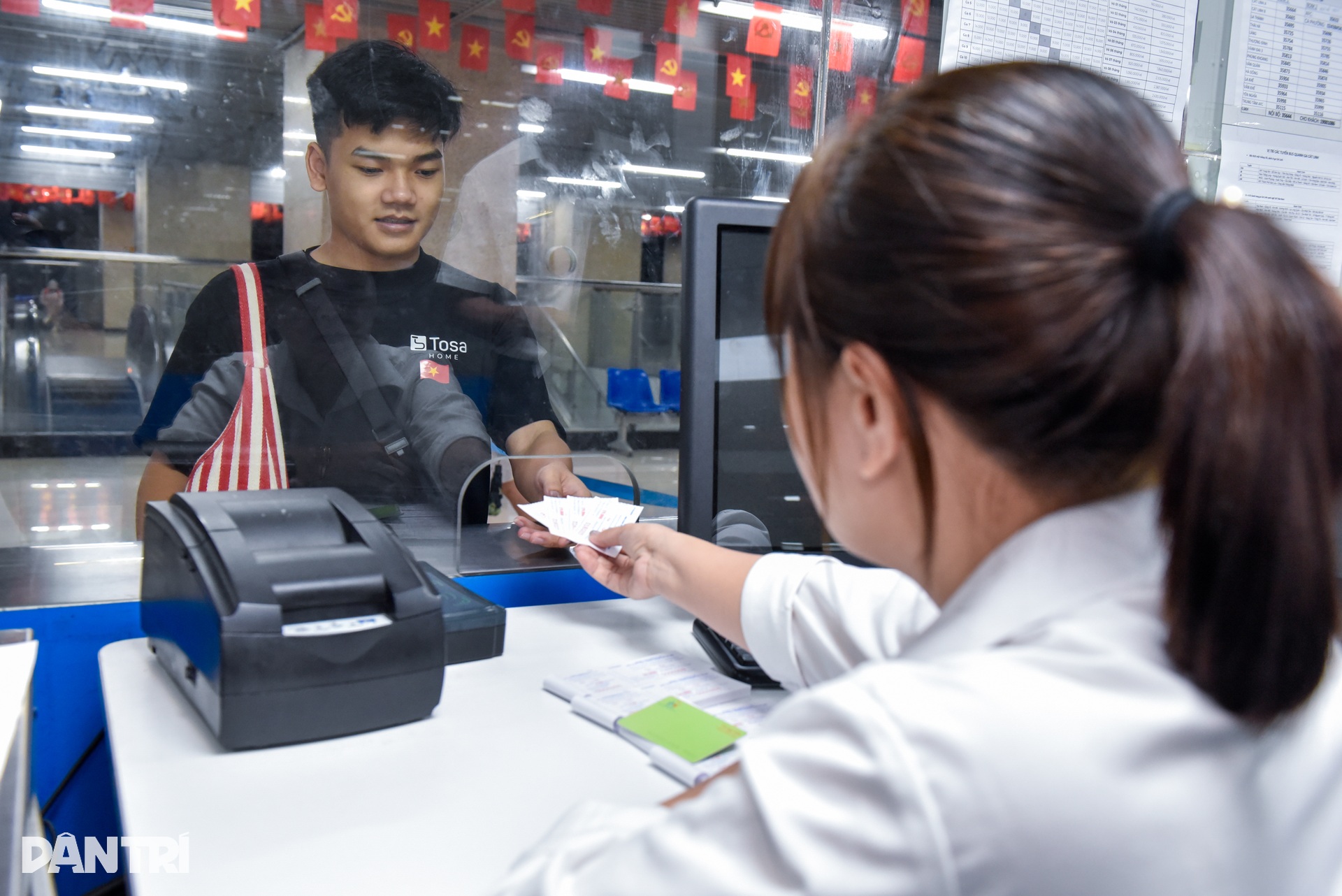 Hà Nội: Xuyên đêm nối những nhịp tàu rạo rực tình yêu đất nước - 2 Hà Nội: Xuyên đêm nối những nhịp tàu rạo rực tình yêu đất nước - 2