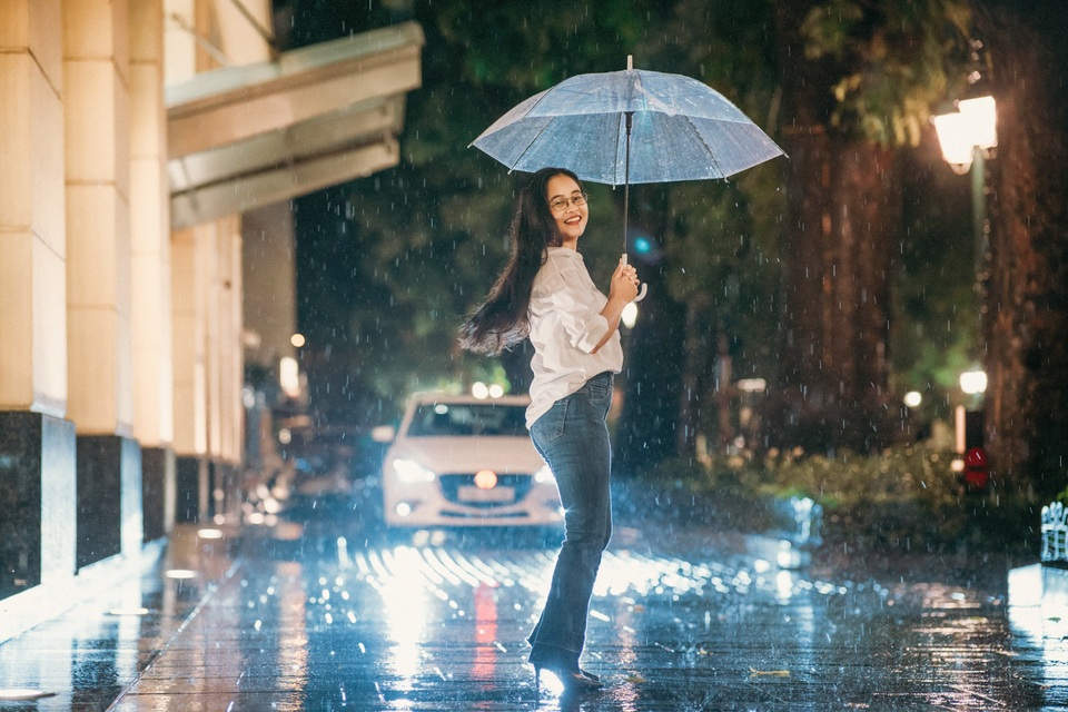 Ngắm Hà Nội lãng mạn trong mưa qua bộ ảnh của cặp đôi trẻ - 4 Ngắm Hà Nội lãng mạn trong mưa qua bộ ảnh của cặp đôi trẻ - 4