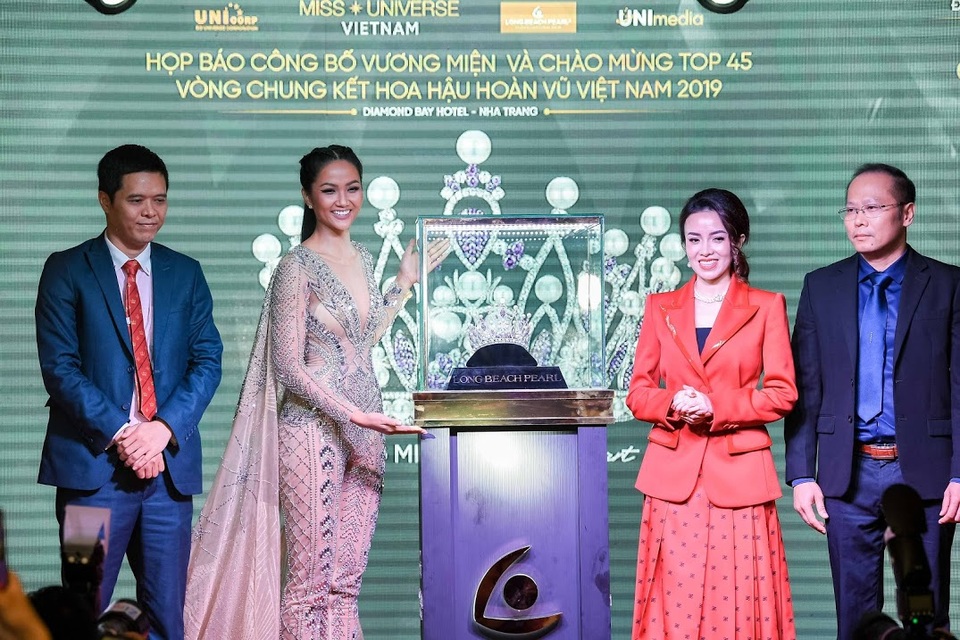 Vương miện Brave Heart Hoa hậu Hoàn vũ Việt Nam 2019 được thực hiện trong 6 tháng - 3 Vương miện Brave Heart Hoa hậu Hoàn vũ Việt Nam 2019 được thực hiện trong 6 tháng - 3